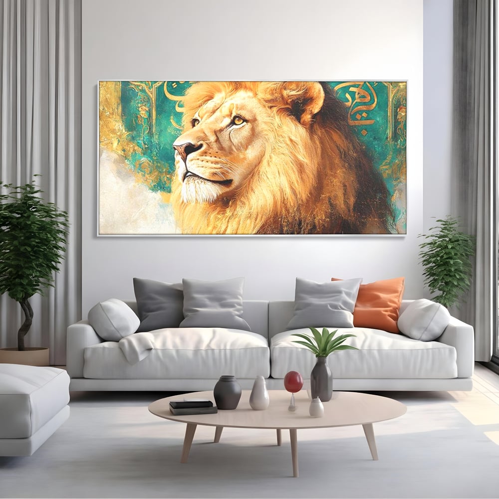 Tablou canvas cu tablou canvas cu leu si scriere, in rama de aluminiu argintiu, pe perete intr-un living