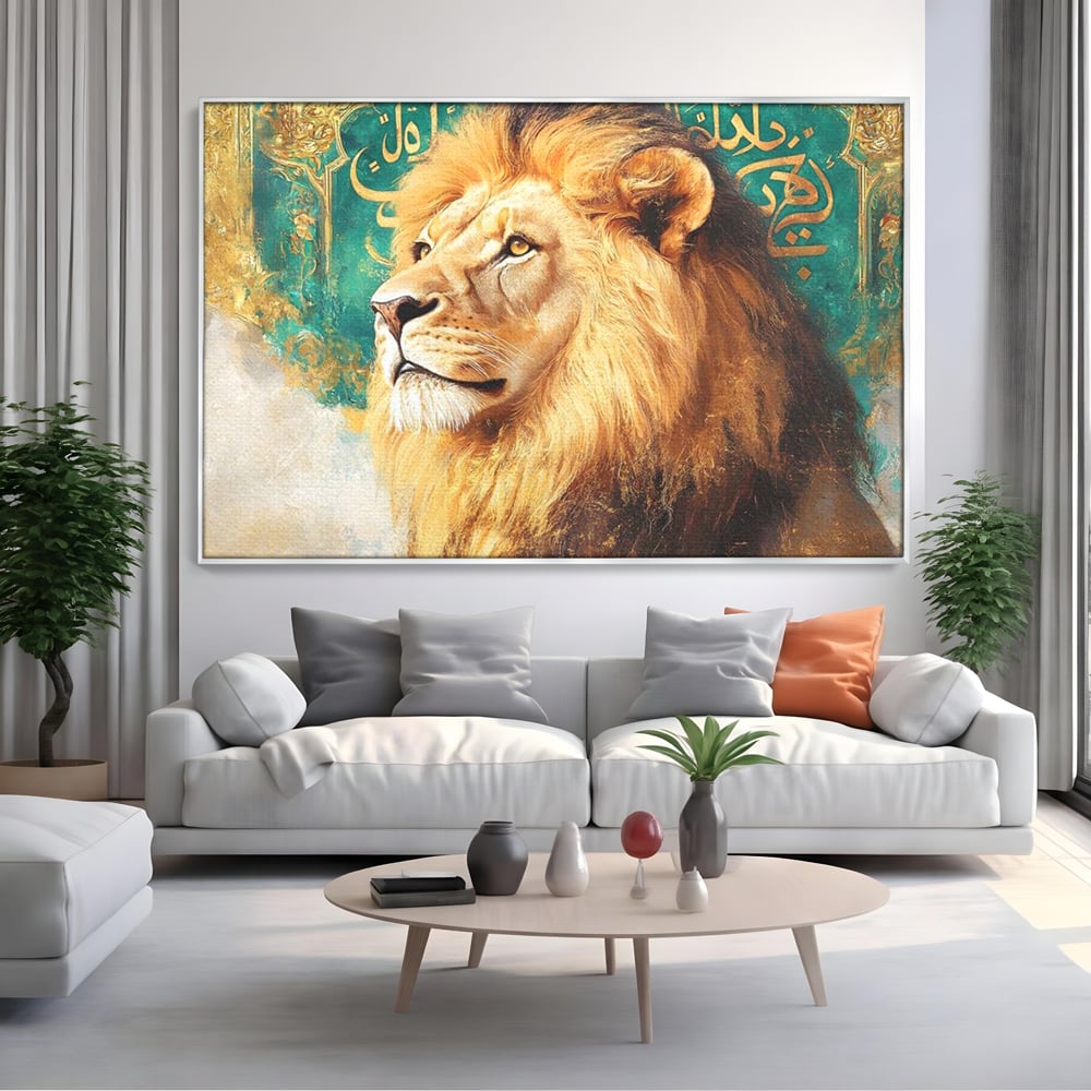 Tablou canvas cu tablou canvas cu leu si scriere, in rama de aluminiu argintiu, pe perete intr-un living