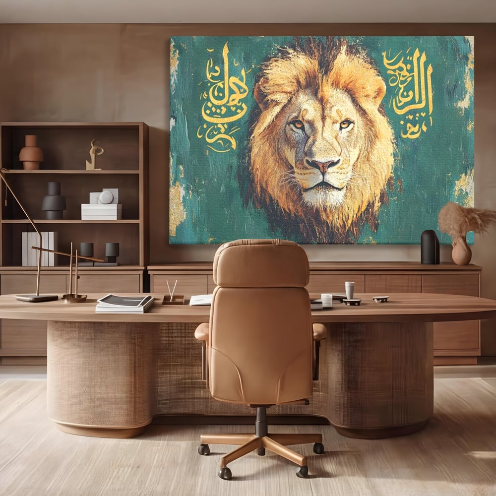 Tablou canvas cu tablou canvas cu cap de leu, fara rama, pe sasiu de lemn, pe perete intr-un birou