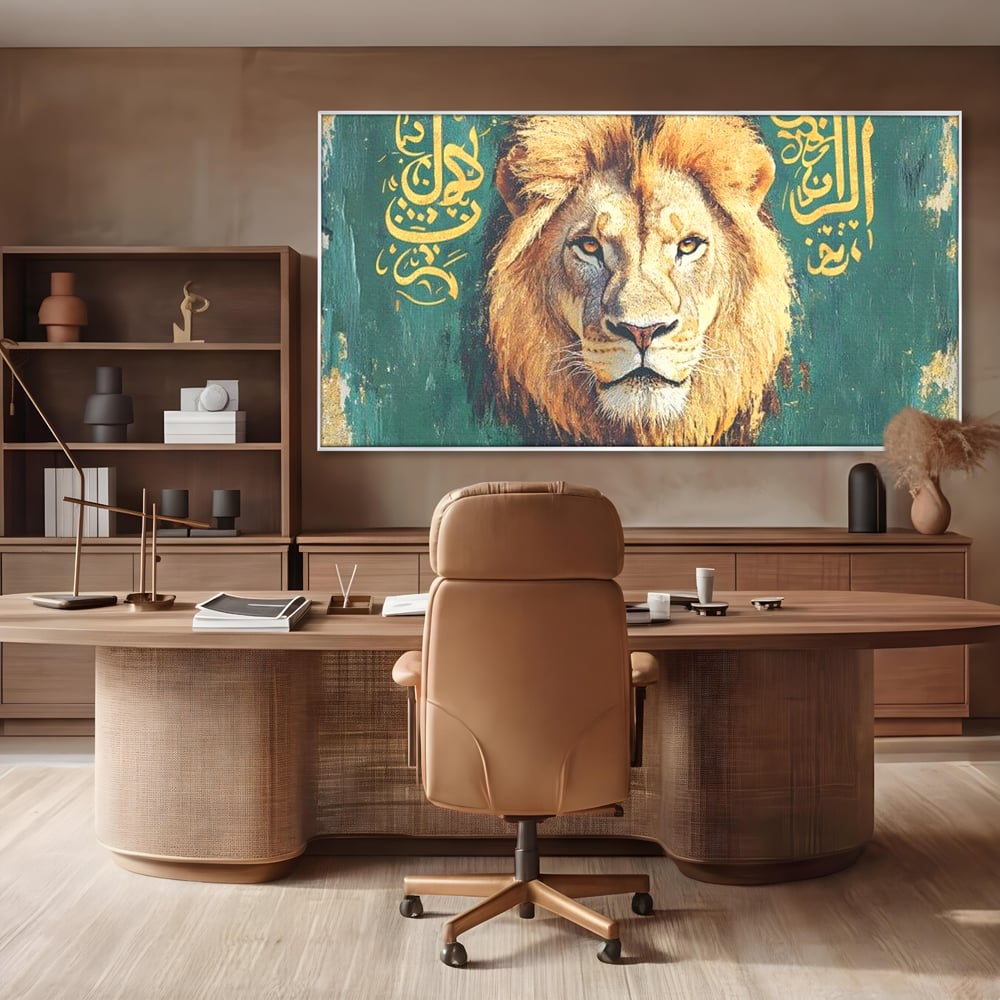 Tablou canvas cu tablou canvas cu cap de leu, in rama de aluminiu argintiu, pe perete intr-un birou
