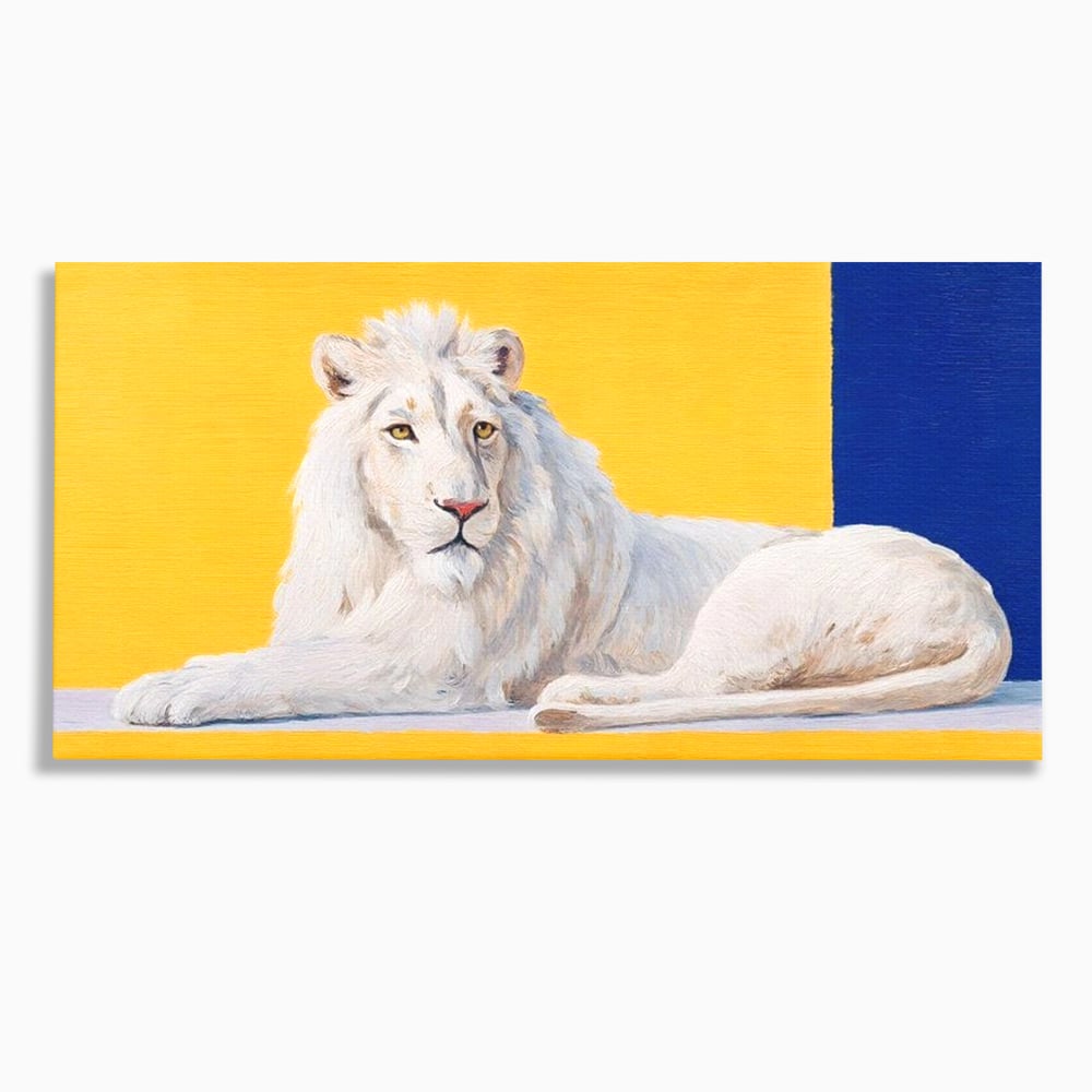 Tablou canvas cu pictura cu leu alb culcat pe fundal galben, fara rama, pe sasiu de lemn
