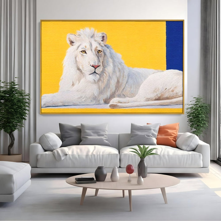 Tablou canvas cu pictura cu leu alb culcat pe fundal galben, in rama de aluminiu auriu, pe perete intr-un living