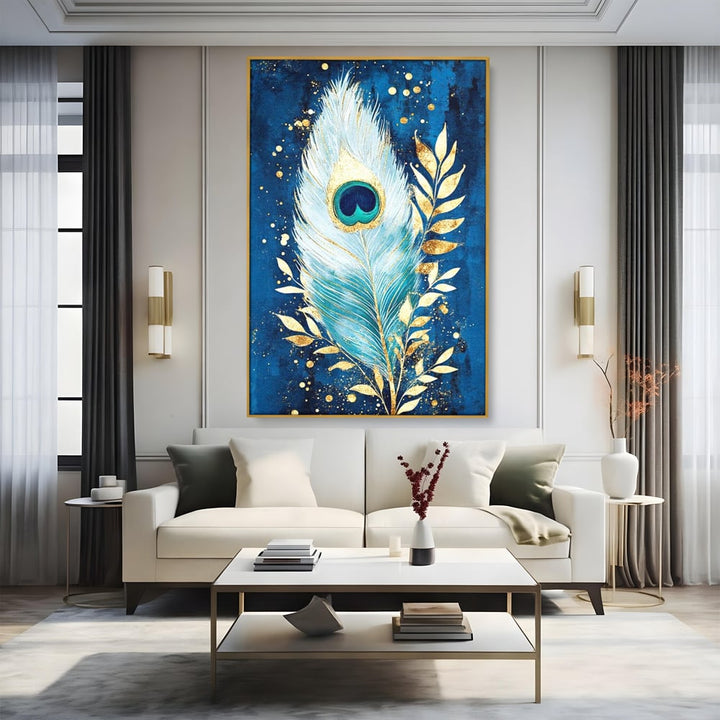 Tablou canvas cu tablou canvas cu pana de paun, in rama de aluminiu auriu, pe perete intr-un living