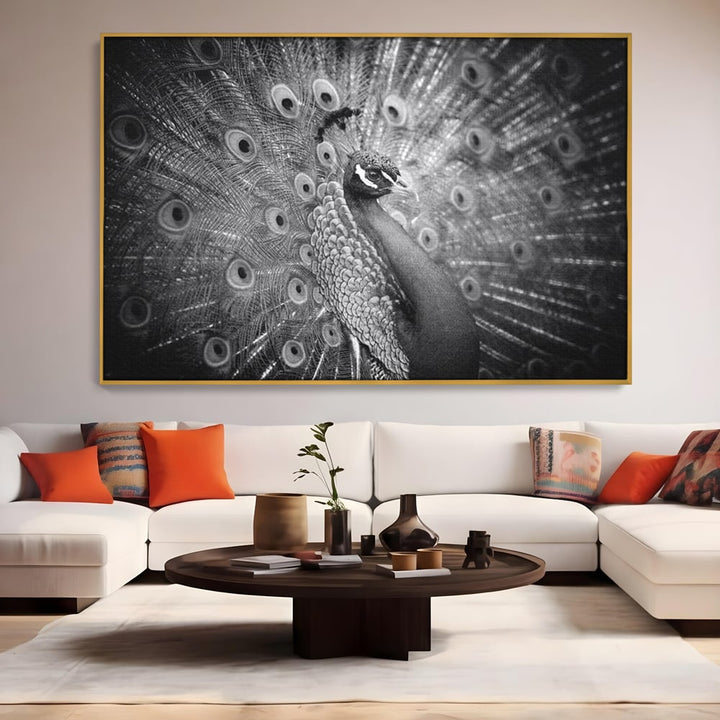 Tablou canvas cu tablou canvas cu paun in alb si negru, in rama de aluminiu auriu, pe perete intr-un living