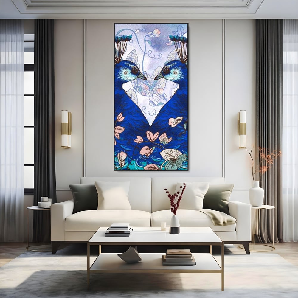 Tablou canvas cu tablou canvas cu doi pauni albastri, in rama de aluminiu negru, pe perete intr-un living
