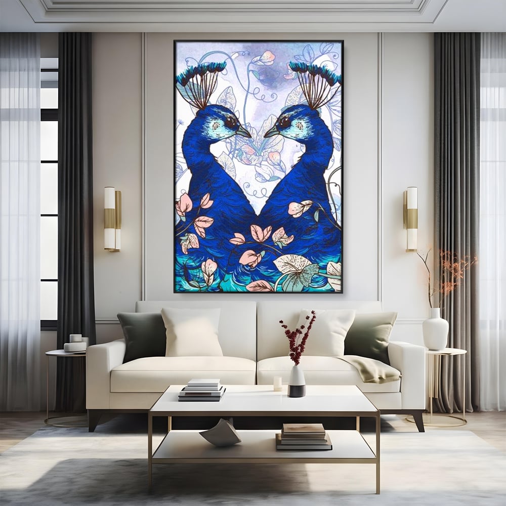 Tablou canvas cu tablou canvas cu doi pauni albastri, in rama de aluminiu negru, pe perete intr-un living