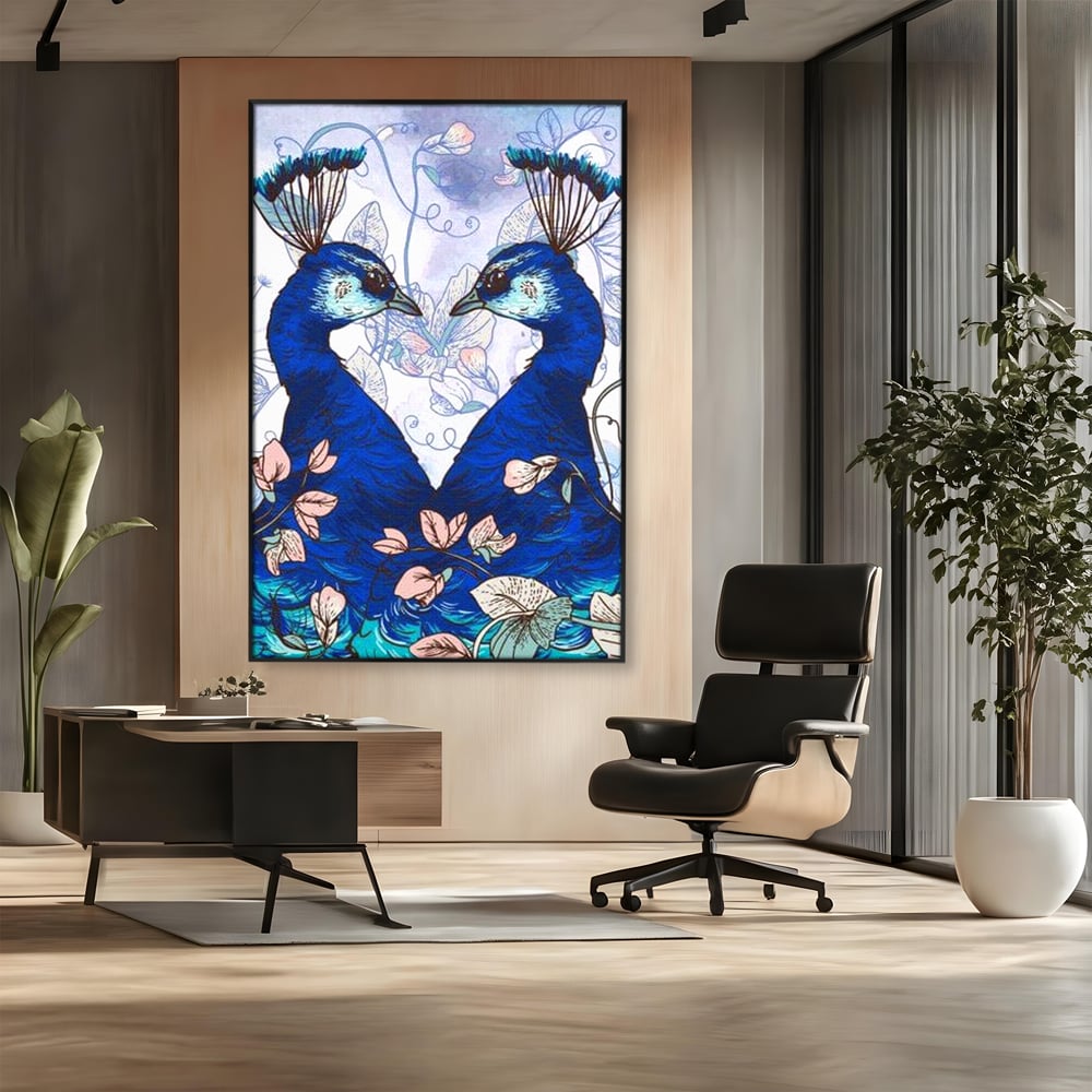 Tablou canvas cu tablou canvas cu doi pauni albastri, in rama de aluminiu negru, pe perete intr-un birou