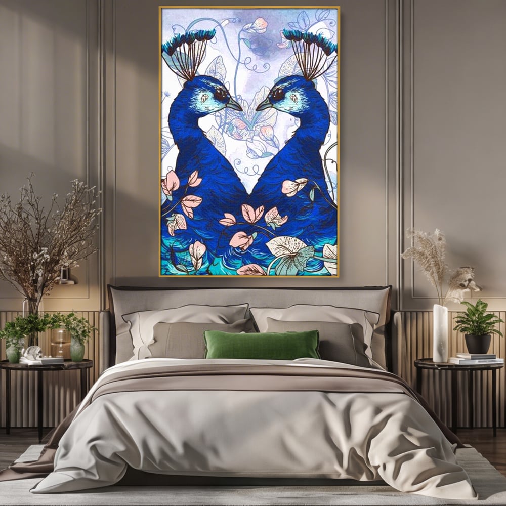 Tablou canvas cu tablou canvas cu doi pauni albastri, in rama de aluminiu auriu, pe perete intr-un dormitor
