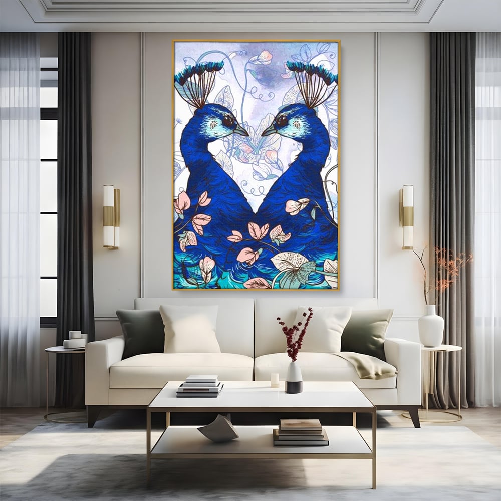 Tablou canvas cu tablou canvas cu doi pauni albastri, in rama de aluminiu auriu, pe perete intr-un living