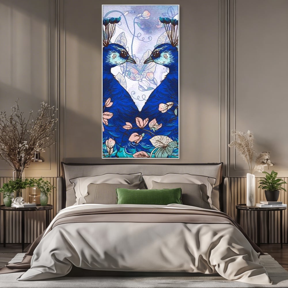 Tablou canvas cu tablou canvas cu doi pauni albastri, in rama de aluminiu argintiu, pe perete intr-un dormitor