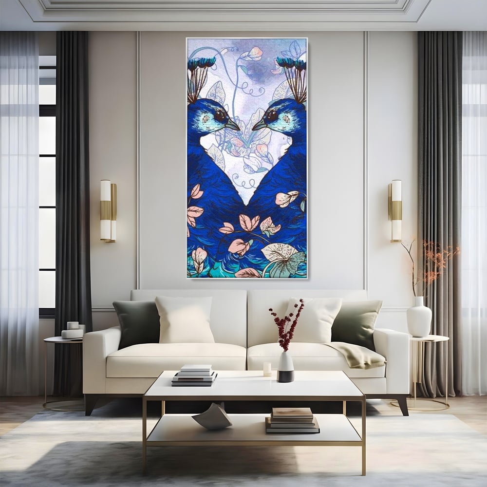 Tablou canvas cu tablou canvas cu doi pauni albastri, in rama de aluminiu argintiu, pe perete intr-un living