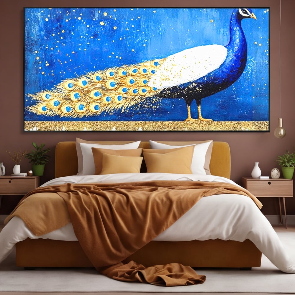 Tablou canvas cu tablou canvas cu paun in nuante de albastru si auriu, in rama de aluminiu negru, pe perete intr-un dormitor