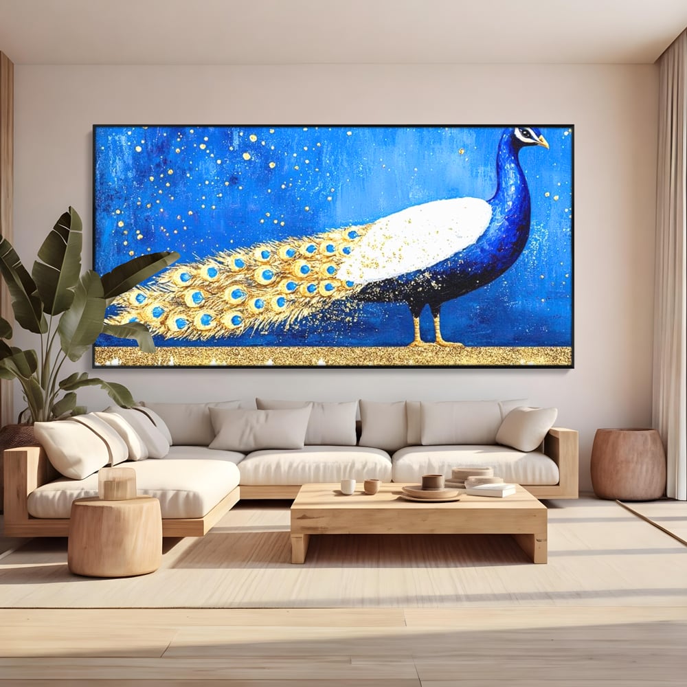 Tablou canvas cu tablou canvas cu paun in nuante de albastru si auriu, in rama de aluminiu negru, pe perete intr-un living