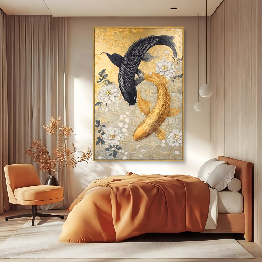 Tablou canvas cu tablou canvas cu doi pesti koi, in rama de aluminiu auriu, pe perete intr-un dormitor