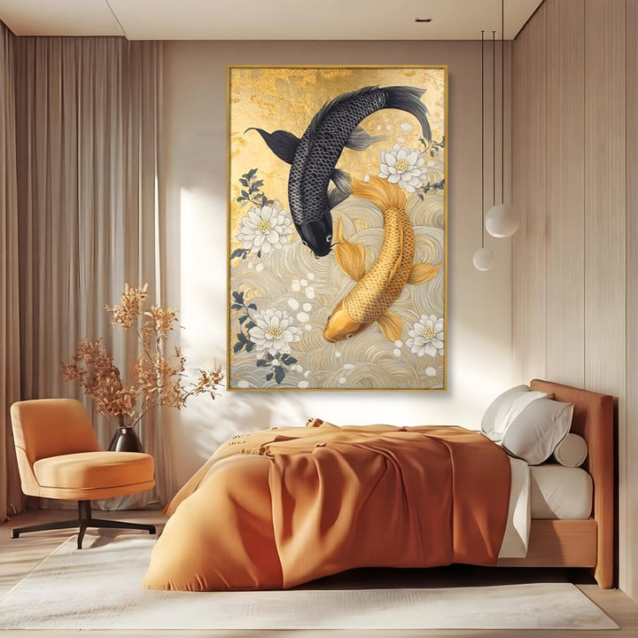 Tablou canvas cu tablou canvas cu doi pesti koi, in rama de aluminiu auriu, pe perete intr-un dormitor