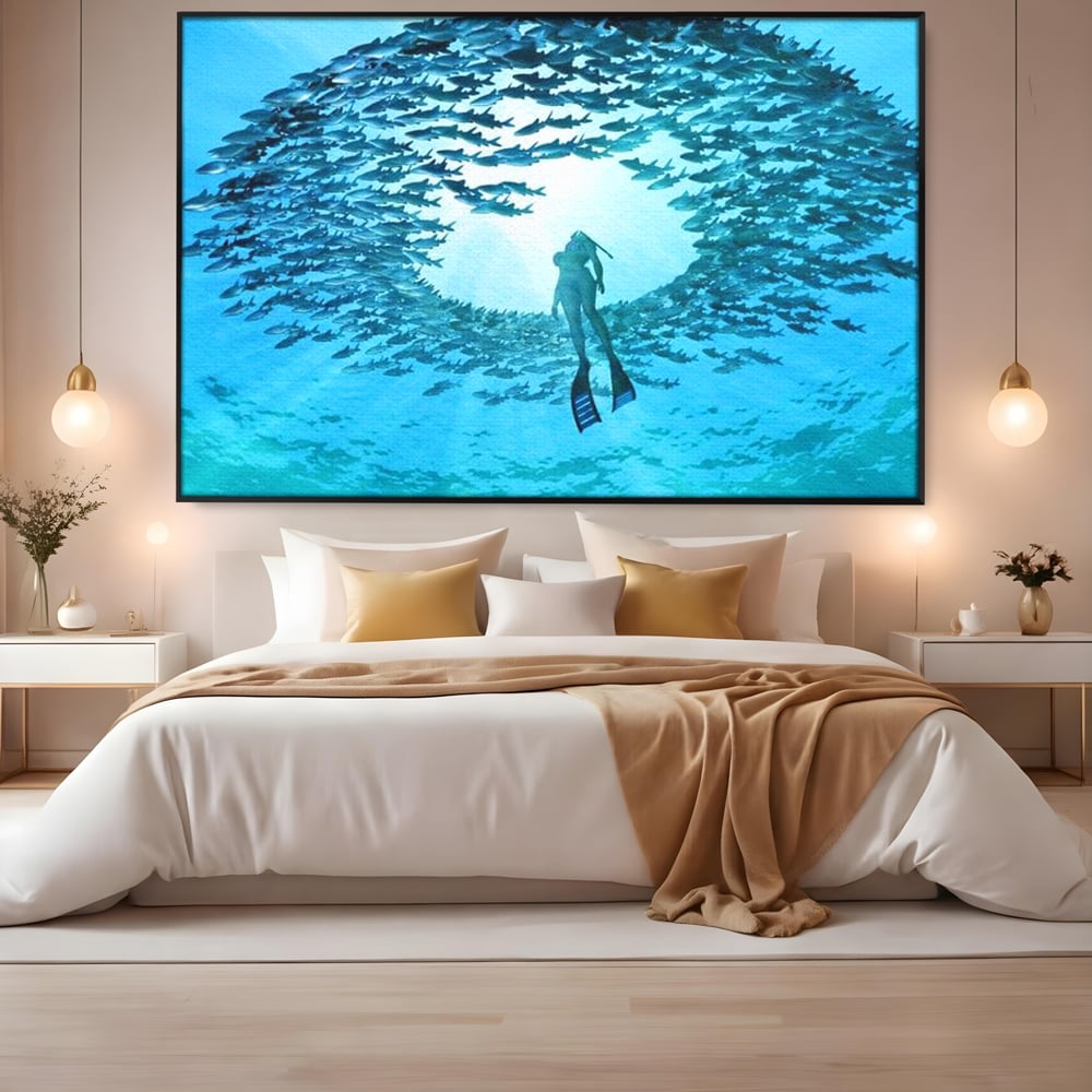 Tablou canvas cu tablou canvas cu scafandru si vartej de pesti, in rama de aluminiu negru, pe perete intr-un dormitor