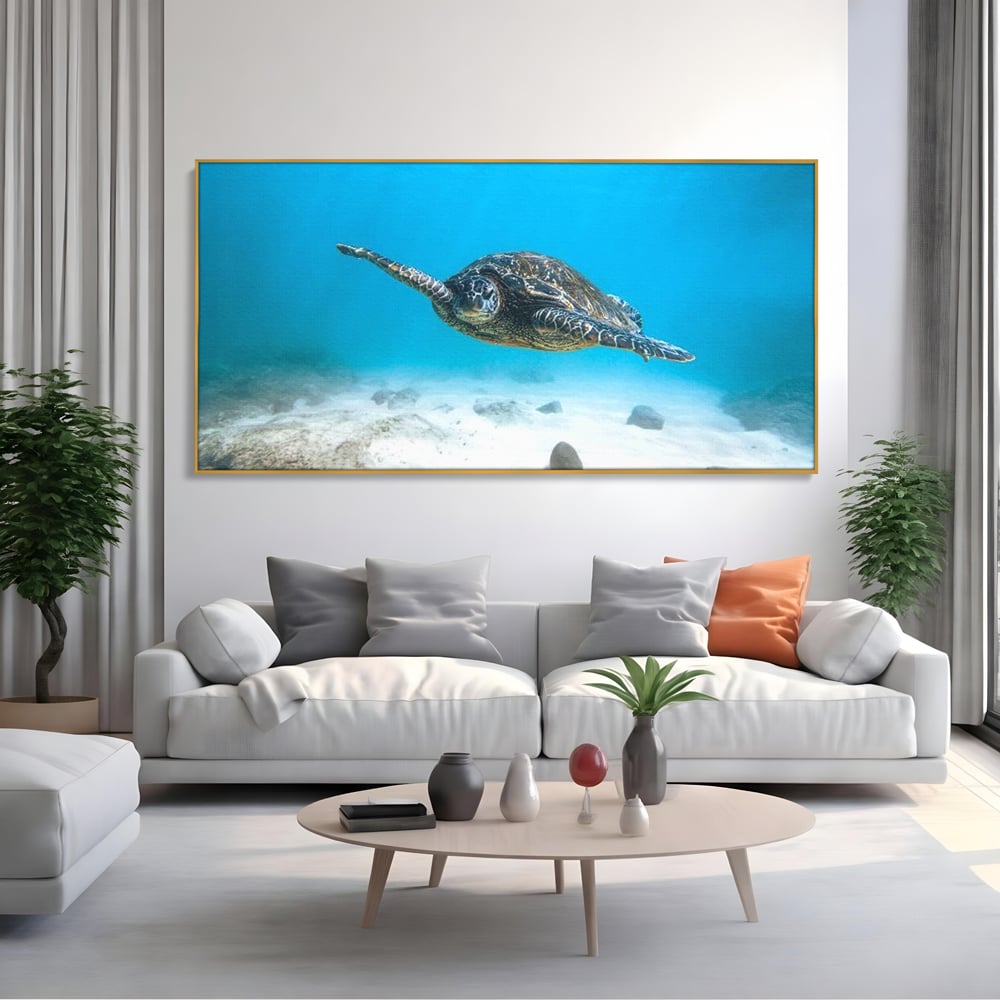 Tablou canvas cu tablou canvas cu testoasa marina, in rama de aluminiu auriu, pe perete intr-un living