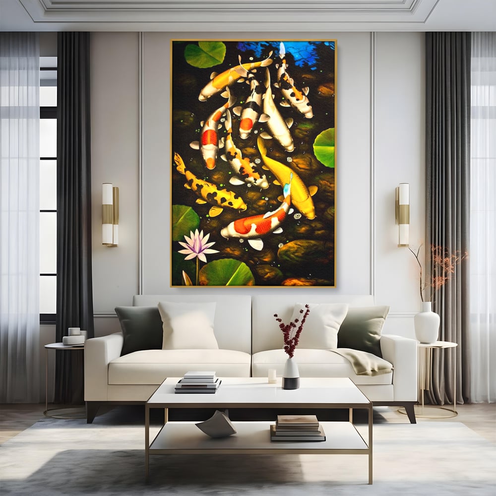 Tablou canvas cu tablou canvas cu pesti koi in iaz, in rama de aluminiu auriu, pe perete intr-un living
