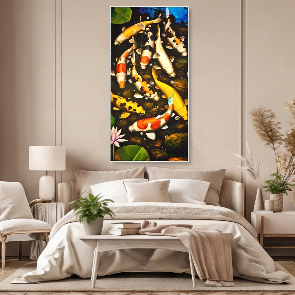 Tablou canvas cu tablou canvas cu pesti koi in iaz, in rama de aluminiu argintiu, pe perete intr-un dormitor