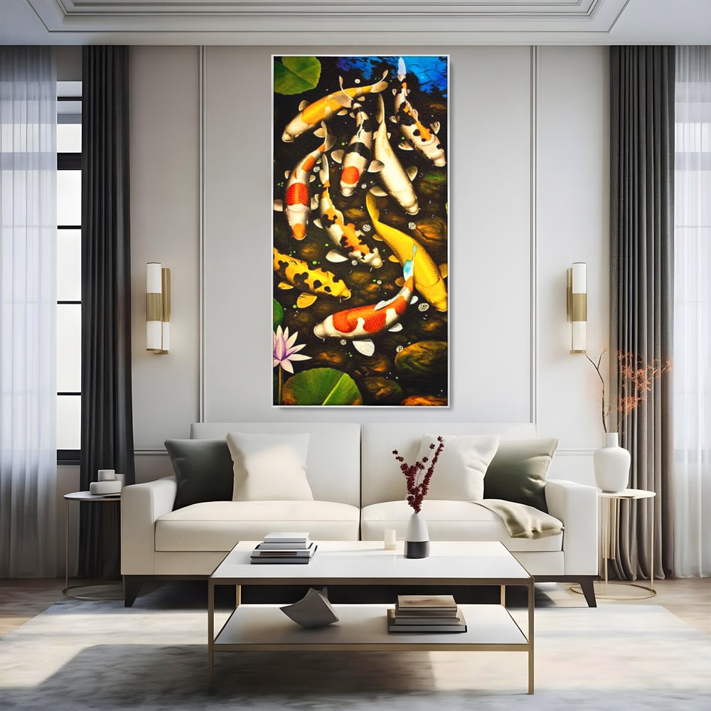 Tablou canvas cu tablou canvas cu pesti koi in iaz, in rama de aluminiu argintiu, pe perete intr-un living