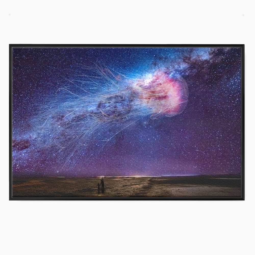 Tablou canvas cu ilustratie digitala cu meduza cosmica si stele, in rama de aluminiu negru