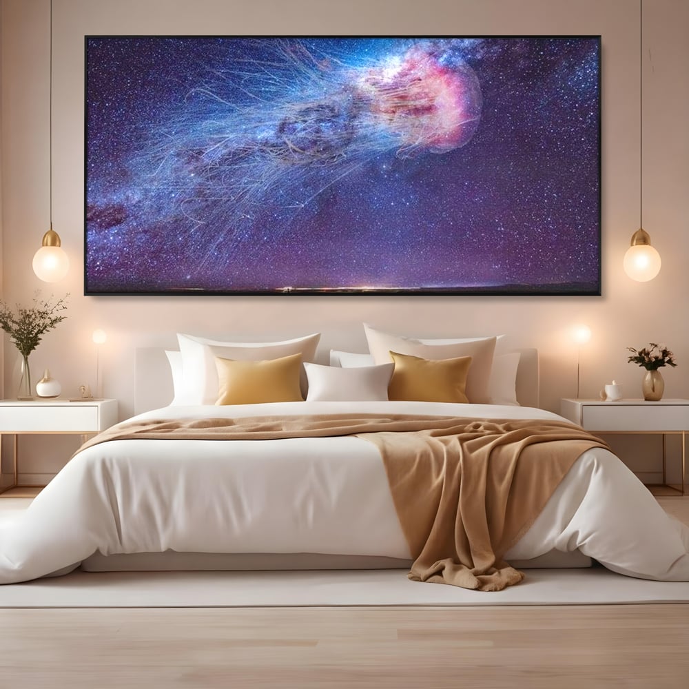 Tablou canvas cu ilustratie digitala cu meduza cosmica si stele, in rama de aluminiu negru, pe perete intr-un dormitor