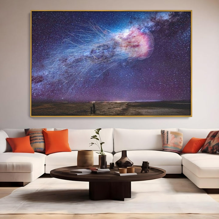 Tablou canvas cu ilustratie digitala cu meduza cosmica si stele, in rama de aluminiu auriu, pe perete intr-un living