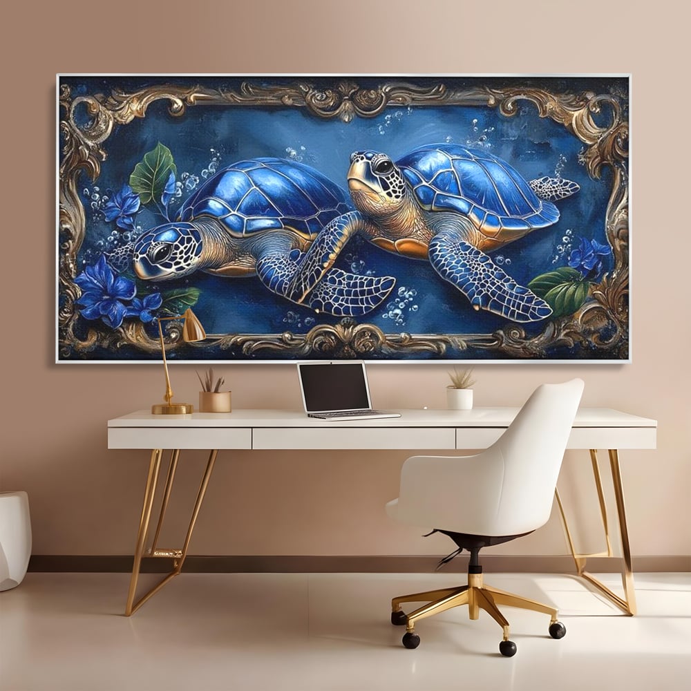 Tablou canvas cu tablou canvas cu doua testoase marine, in rama de aluminiu argintiu, pe perete intr-un birou