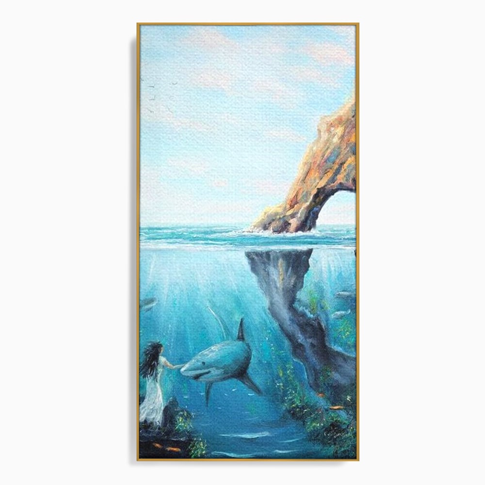 Tablou canvas cu pictura cu femeie si rechin sub apa, in rama de aluminiu auriu