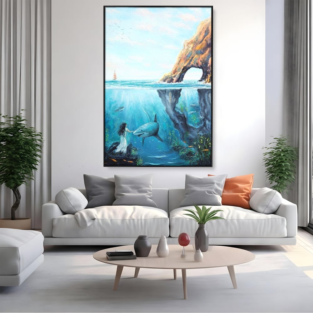 Tablou canvas cu pictura cu femeie si rechin sub apa, in rama de aluminiu negru, pe perete intr-un living
