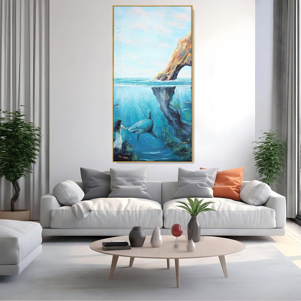 Tablou canvas cu pictura cu femeie si rechin sub apa, in rama de aluminiu auriu, pe perete intr-un living