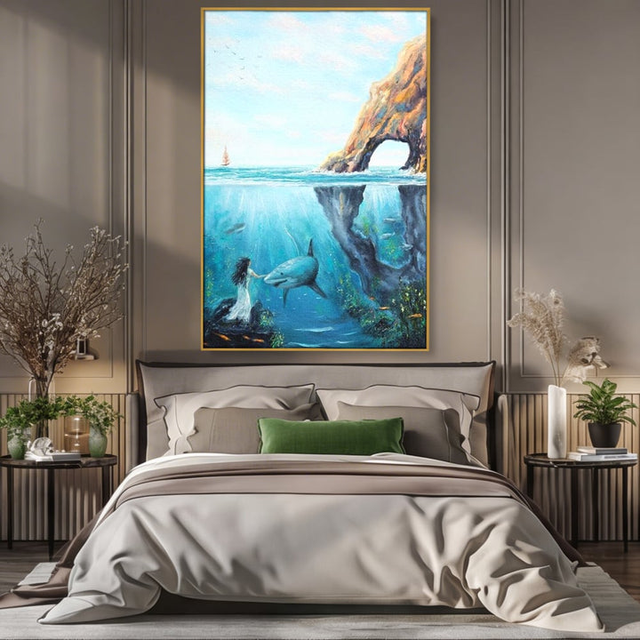 Tablou canvas cu pictura cu femeie si rechin sub apa, in rama de aluminiu auriu, pe perete intr-un dormitor