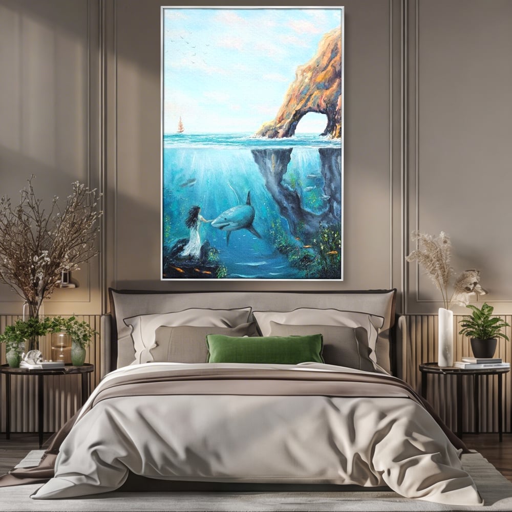 Tablou canvas cu pictura cu femeie si rechin sub apa, in rama de aluminiu argintiu, pe perete intr-un dormitor