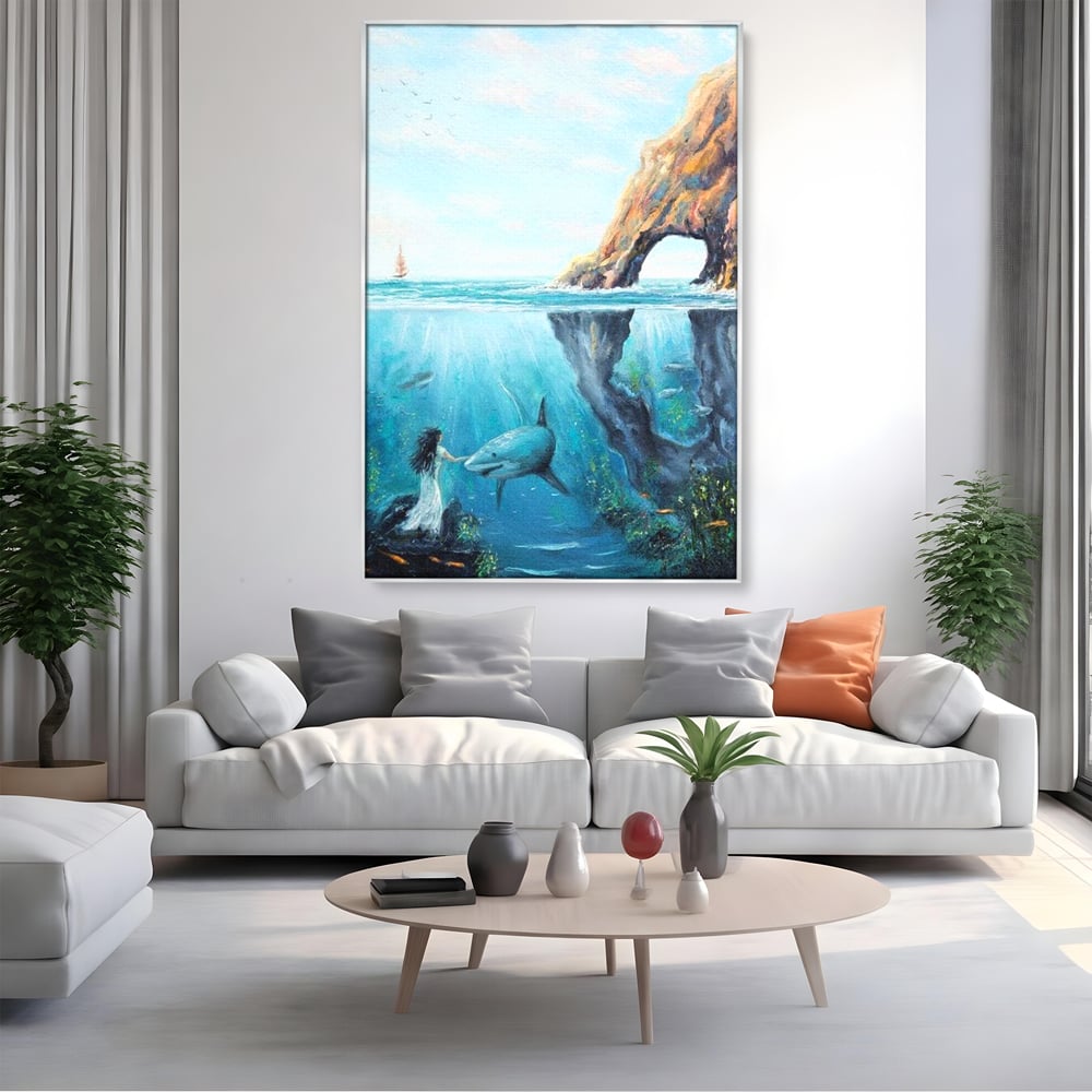 Tablou canvas cu pictura cu femeie si rechin sub apa, in rama de aluminiu argintiu, pe perete intr-un living