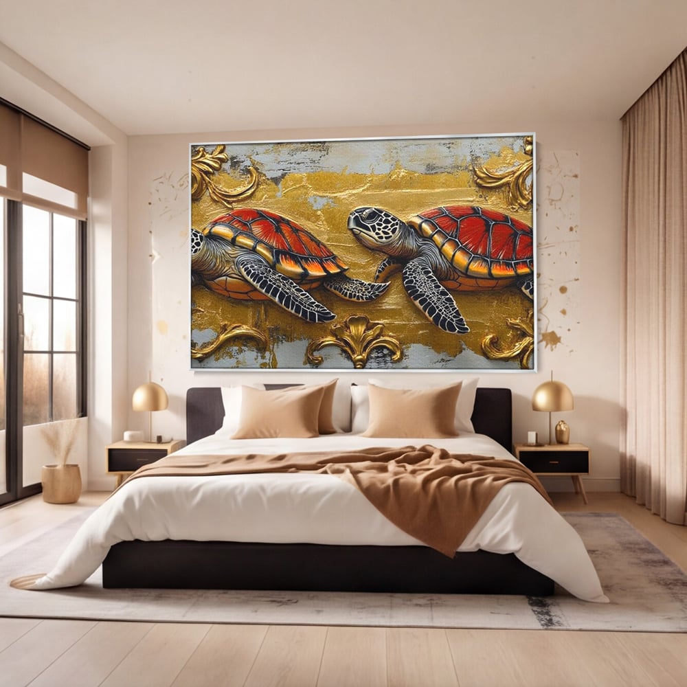 Tablou canvas cu tablou canvas cu doua testoase, in rama de aluminiu argintiu, pe perete intr-un dormitor
