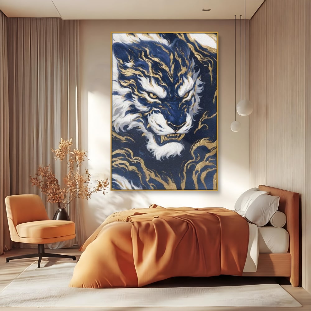 Tablou canvas cu tablou canvas cu tigru albastru si flacari aurii, in rama de aluminiu auriu, pe perete intr-un dormitor