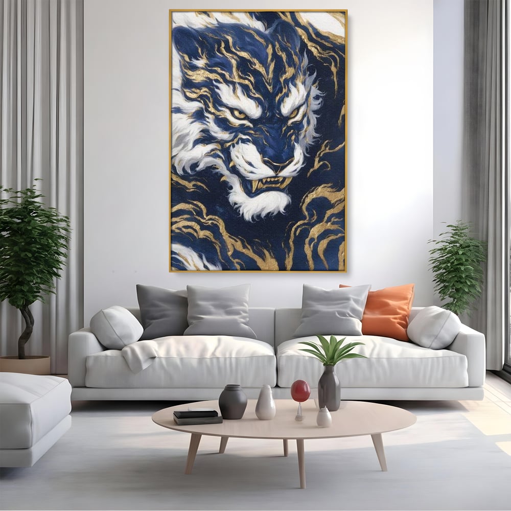Tablou canvas cu tablou canvas cu tigru albastru si flacari aurii, in rama de aluminiu auriu, pe perete intr-un living