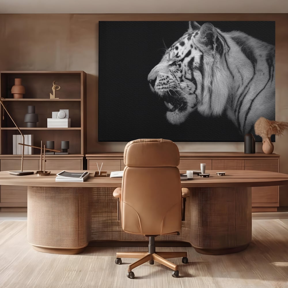 Tablou canvas cu tablou canvas cu tigru alb-negru, fara rama, pe sasiu de lemn, pe perete intr-un birou