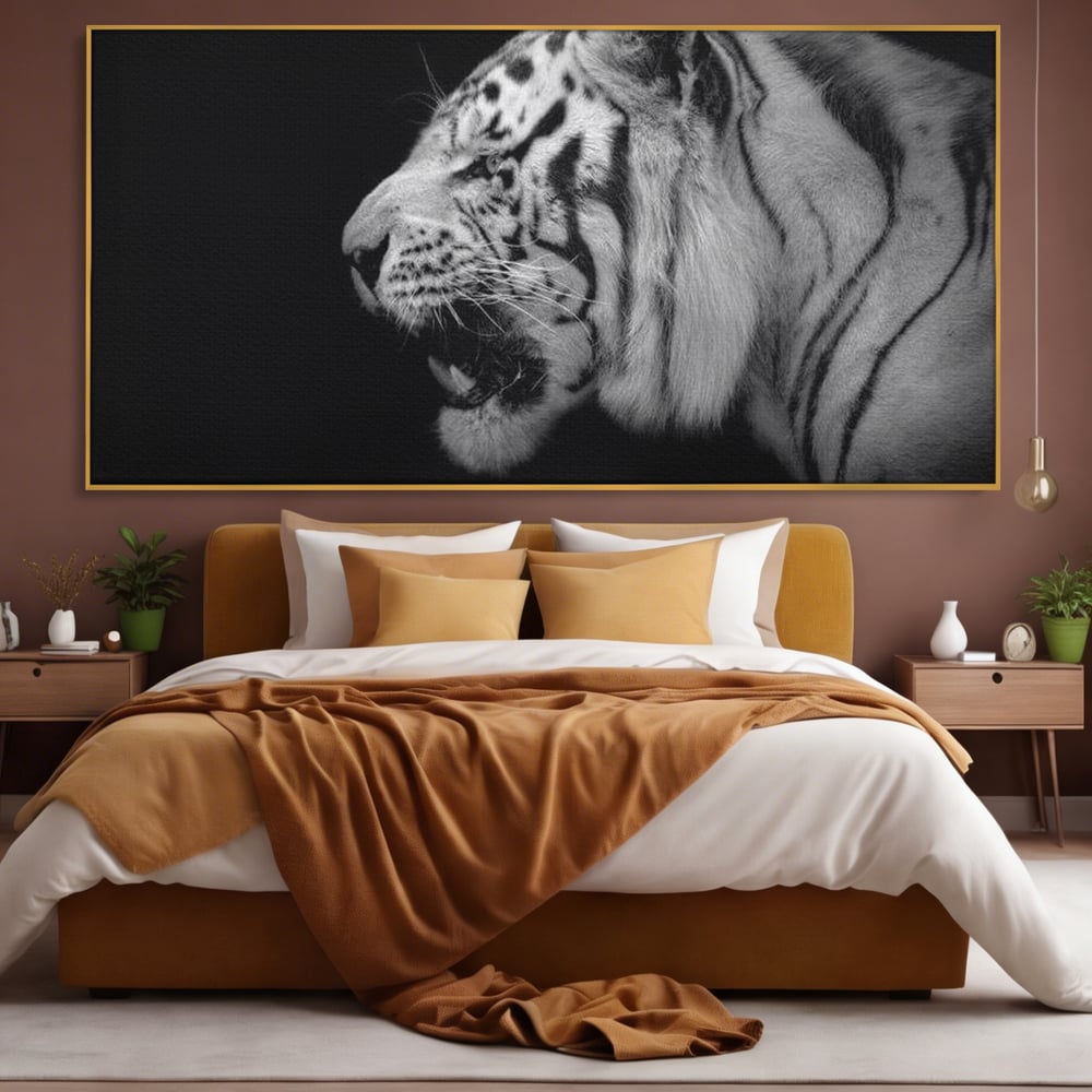 Tablou canvas cu tablou canvas cu tigru alb-negru, in rama de aluminiu auriu, pe perete intr-un dormitor