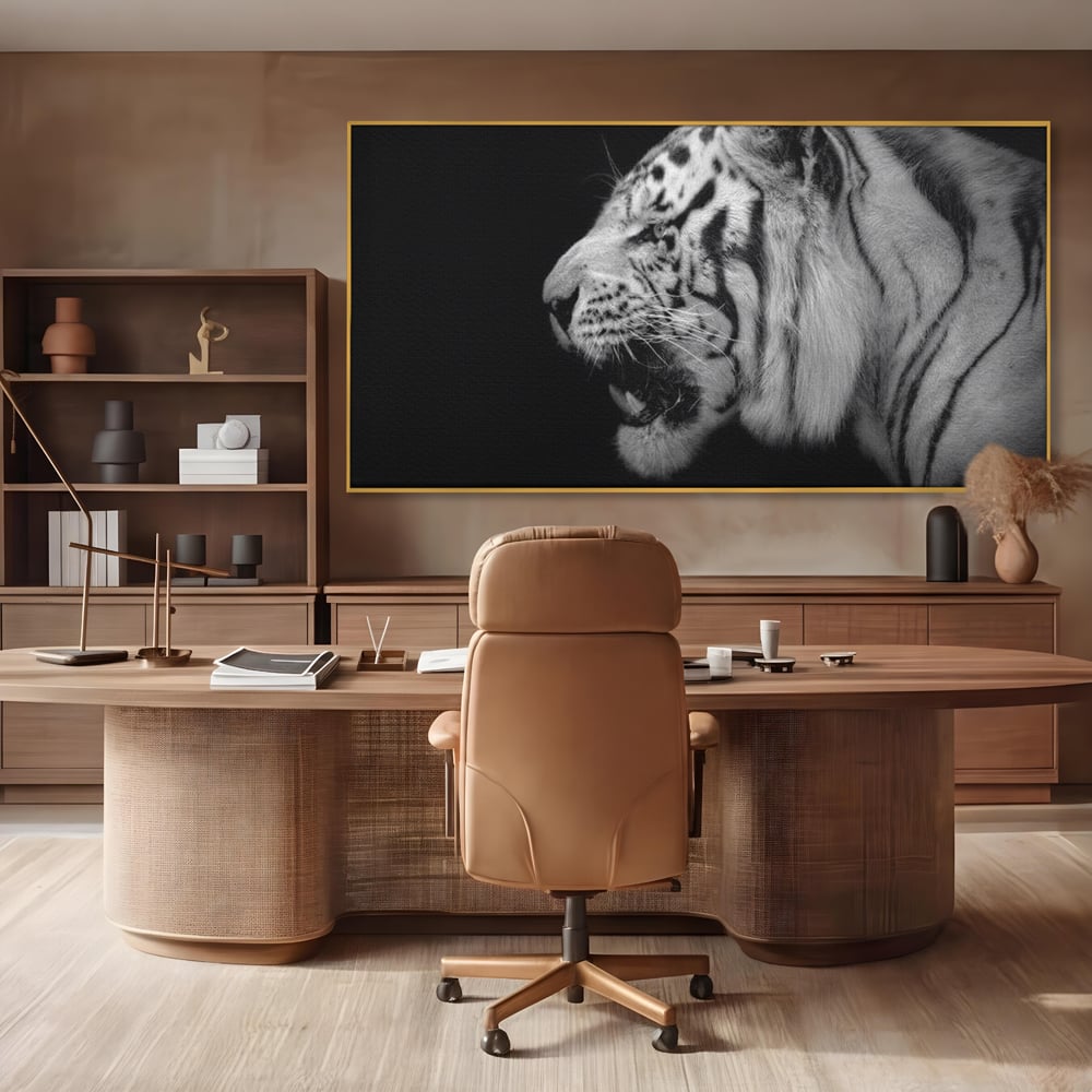 Tablou canvas cu tablou canvas cu tigru alb-negru, in rama de aluminiu auriu, pe perete intr-un birou