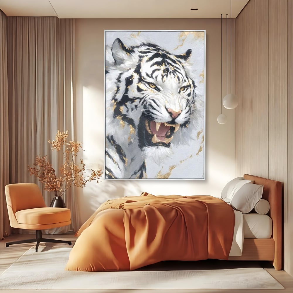 Tablou canvas cu tablou canvas cu tigru alb si auriu, in rama de aluminiu argintiu, pe perete intr-un dormitor