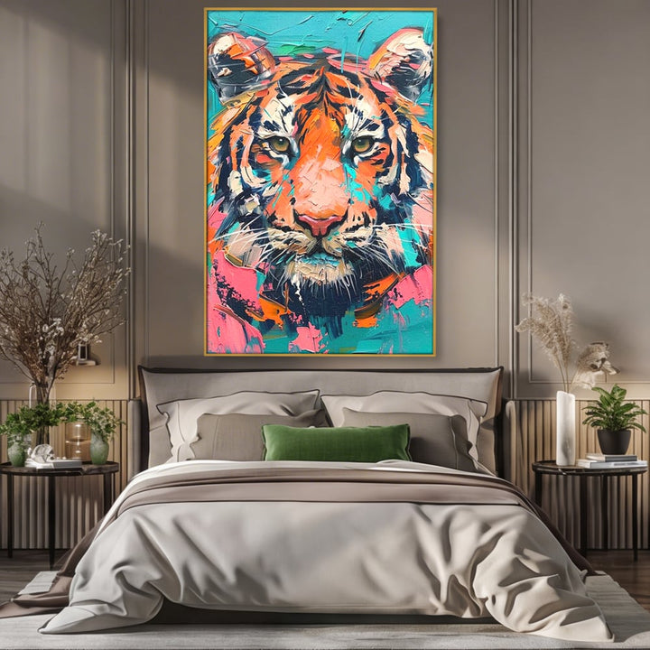 Tablou canvas cu tablou canvas cu tigru colorat, in rama de aluminiu auriu, pe perete intr-un dormitor