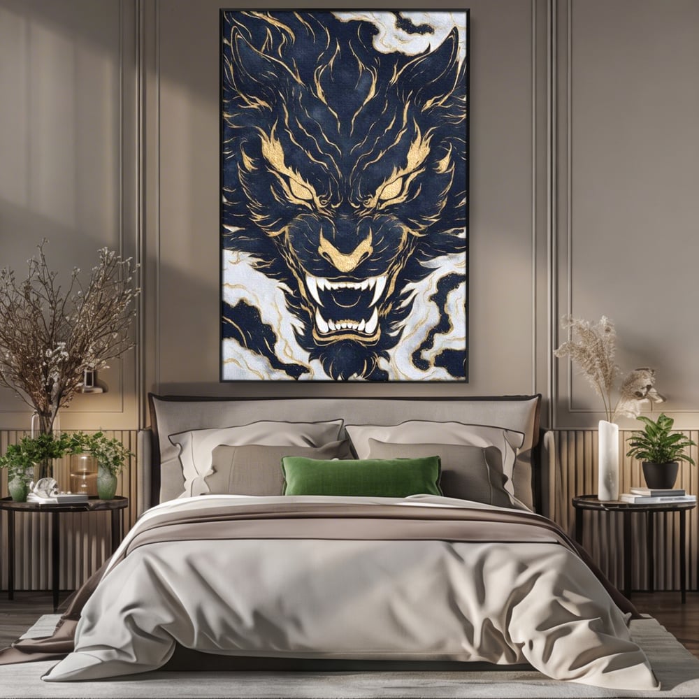 Tablou canvas cu tablou canvas cu cap de tigru furios, in rama de aluminiu negru, pe perete intr-un dormitor