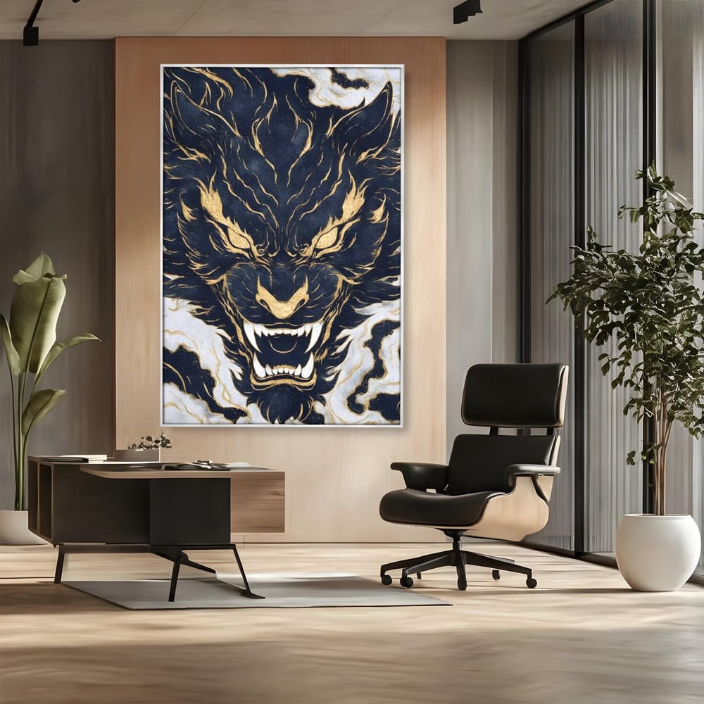Tablou canvas cu tablou canvas cu cap de tigru furios, in rama de aluminiu argintiu, pe perete intr-un birou