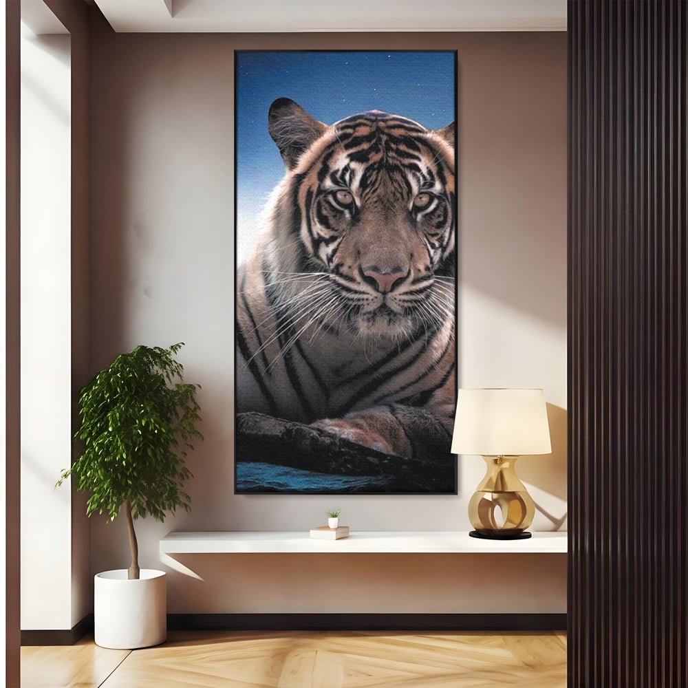 Tablou canvas cu tablou canvas cu tigru la lumina stelelor, in rama de aluminiu negru