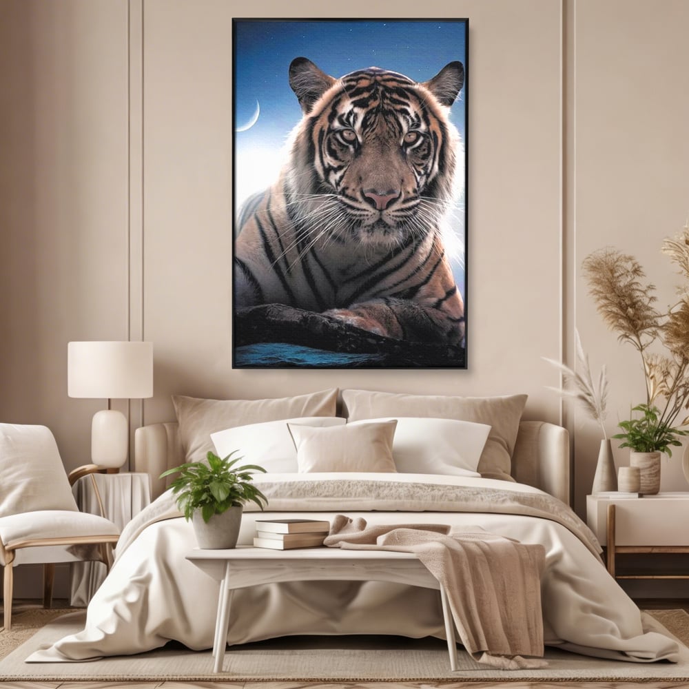 Tablou canvas cu tablou canvas cu tigru la lumina stelelor, in rama de aluminiu negru, pe perete intr-un dormitor