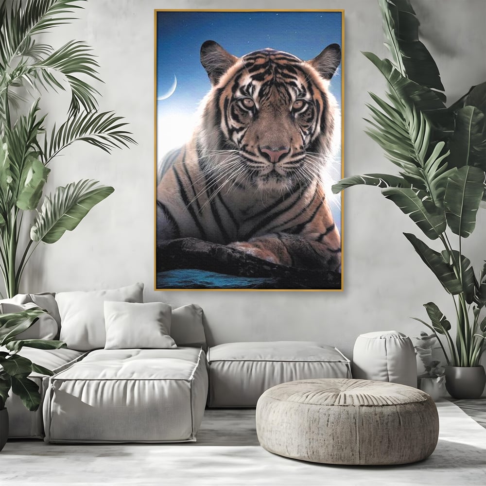Tablou canvas cu tablou canvas cu tigru la lumina stelelor, in rama de aluminiu auriu, pe perete intr-un living