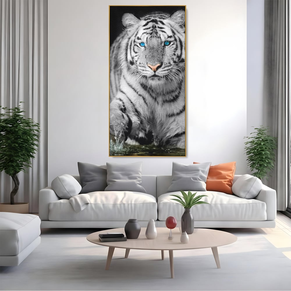 Tablou canvas cu tablou canvas cu tigru alb, in rama de aluminiu auriu, pe perete intr-un living