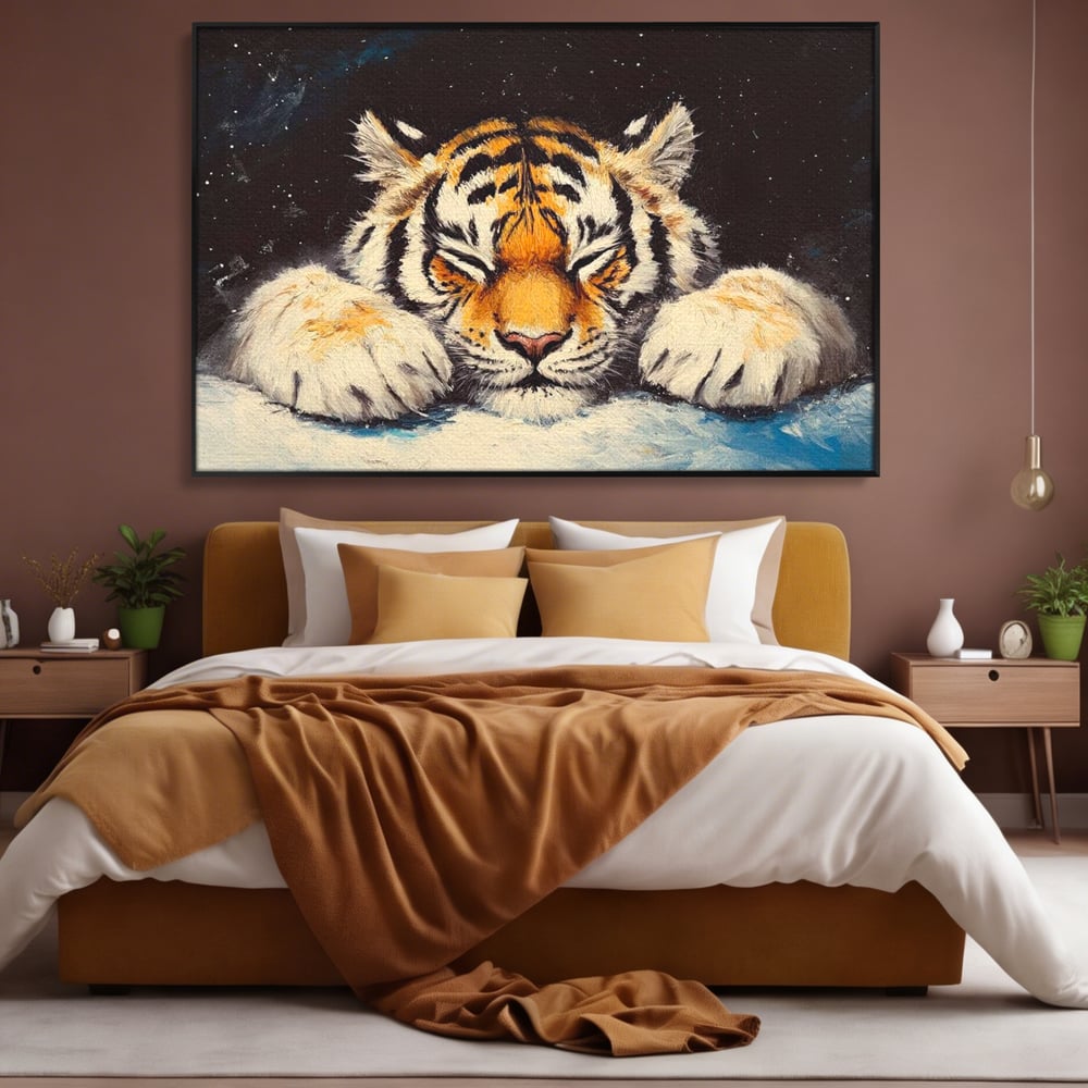 Tablou canvas cu tablou canvas cu pui de tigru dormind, in rama de aluminiu negru, pe perete intr-un dormitor