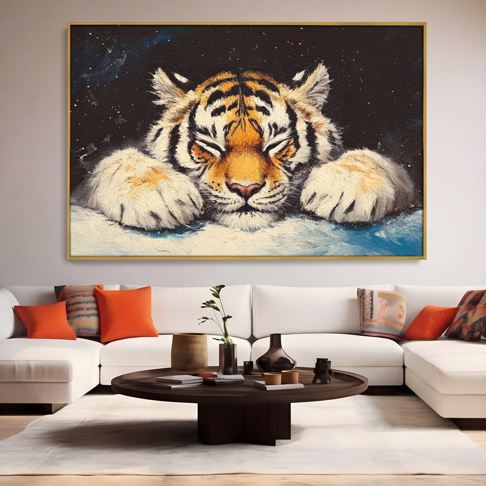 Tablou canvas cu tablou canvas cu pui de tigru dormind, in rama de aluminiu auriu, pe perete intr-un living